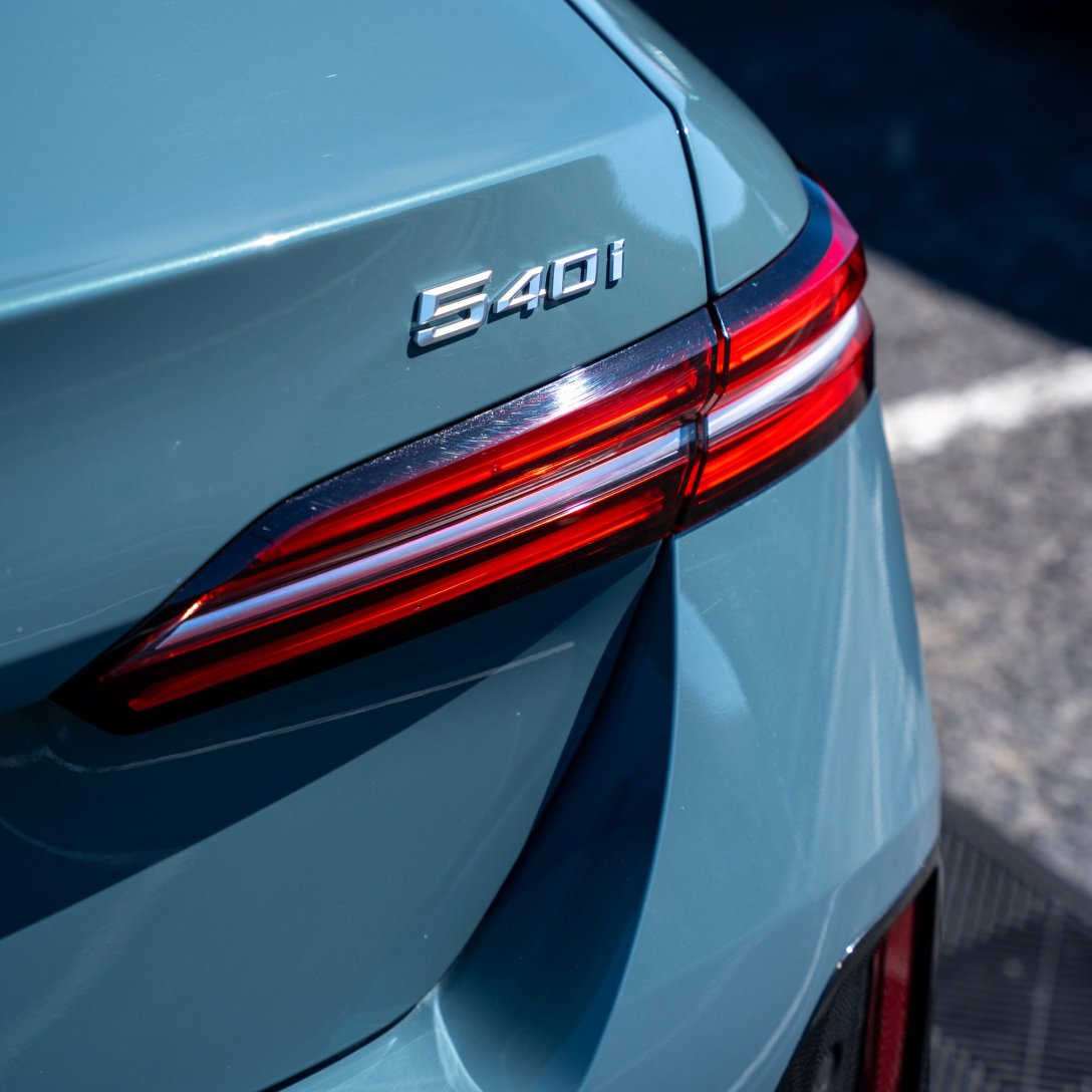 BMW 540i는 왜 아직도 직렬 6기통일까, V6 아우디 A6와 감성 비교