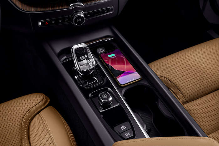 볼보 XC60, 뛰어난 안전성과 상품성으로 '패밀리카 1위' 등극 - 경향신문