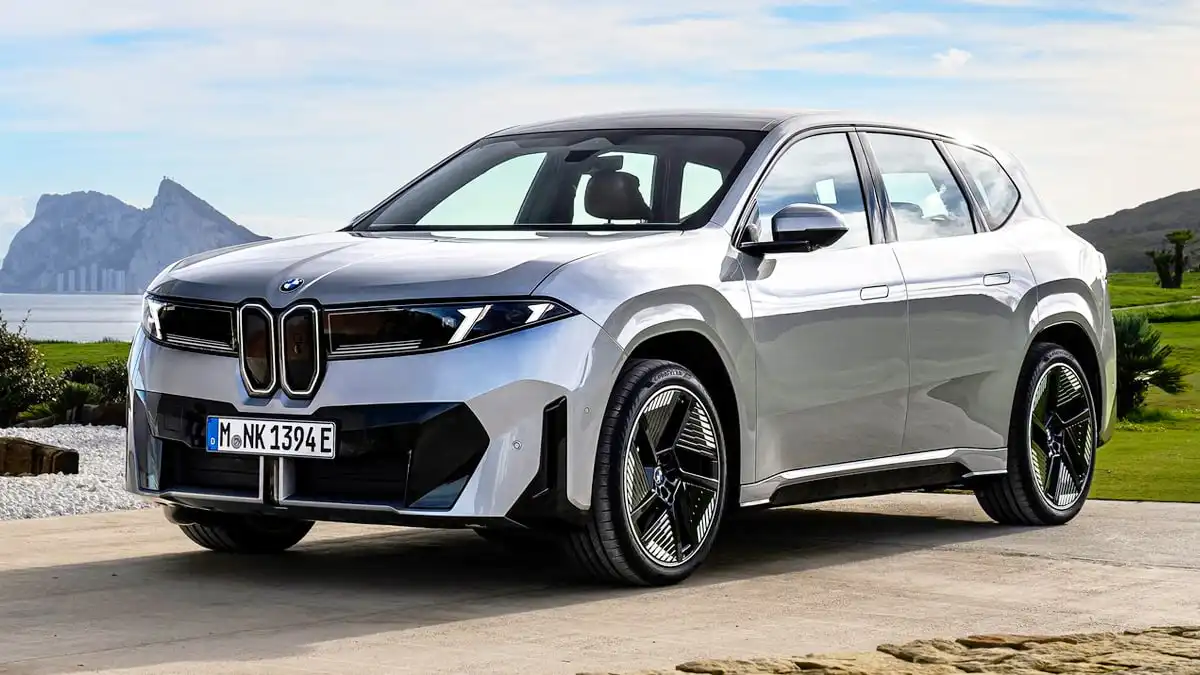 BMW 신형 전기 SUV 'iX3' 완판… 805km 주행거리 확보하고 시작가 8,900만 원 예상 - 토픽트리